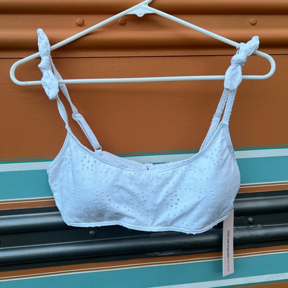 *NWT* Bloomingdale’s Snow Eyelet Bikini Top - Picture 2 of 6